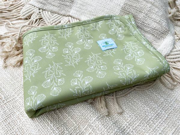 Blümchen Changing mat PUL FLORAL green (Made in Turkey)